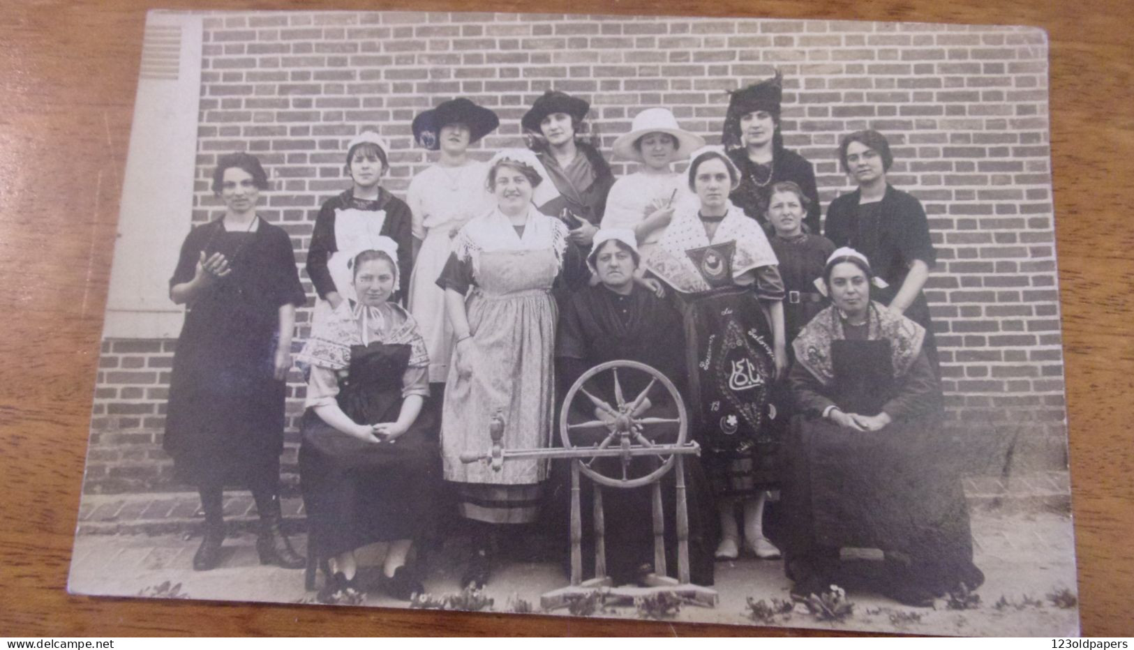 GREECE GRECE CARTE PHOTO  GROUPE DE FEMMES  BRODERIE SOUVENIR DE SALONIQUE  ROUET COIFFES - Griechenland