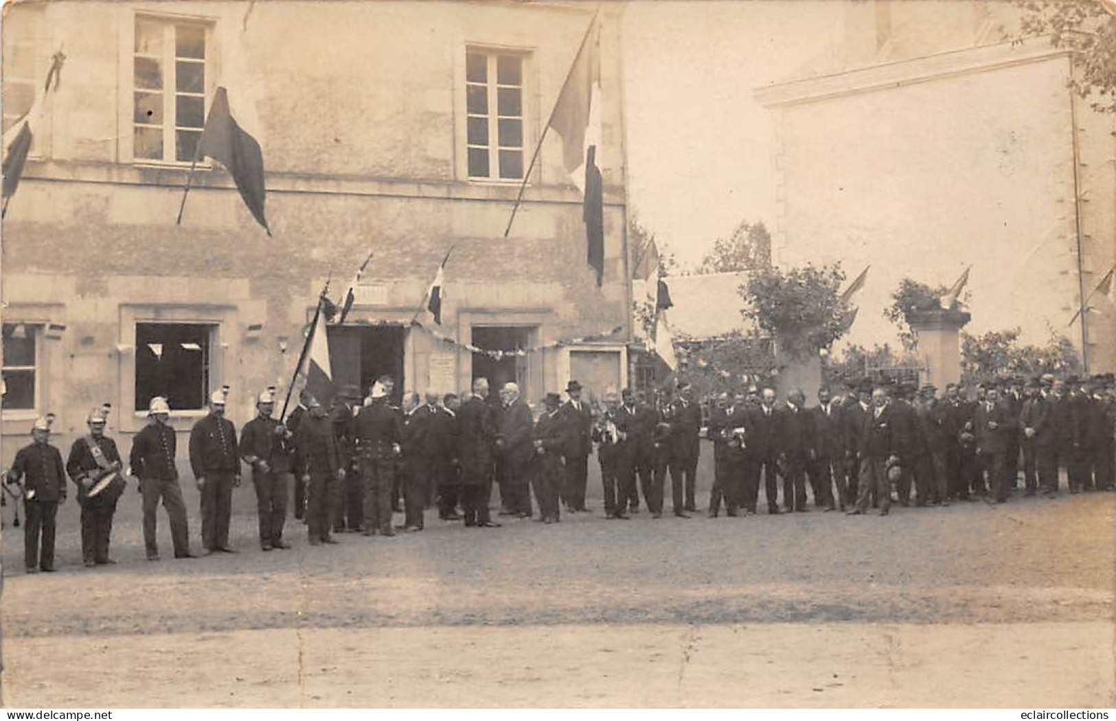 Non Localise. Carte Photo .Peut-être Deux Sèvres Mairie. Pompiers Drapeaux Tricolores   ( Voir Scan) - Other & Unclassified