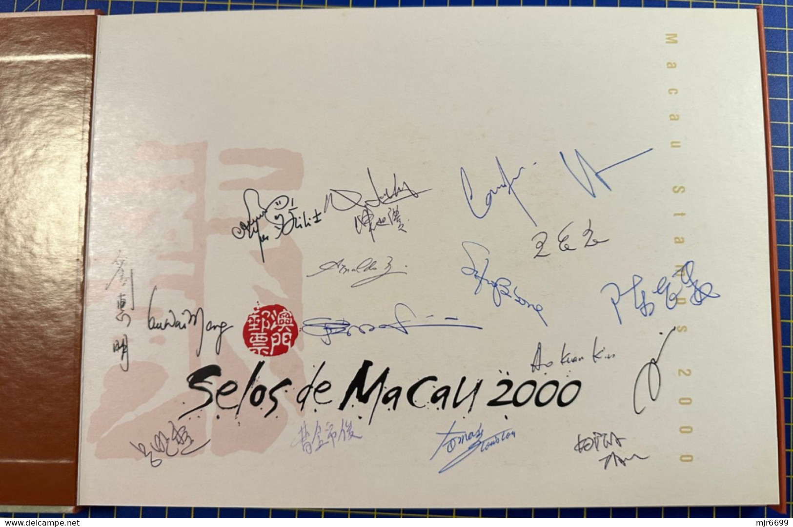 2000 YEAR ALBUM WITH ALL STAMPS & S\S AND ALL 12 ISSUE WERE SIGNED BY THE STAMP DESIGNER INC 2 POST MASTER SIGNATURE - Collezioni & Lotti