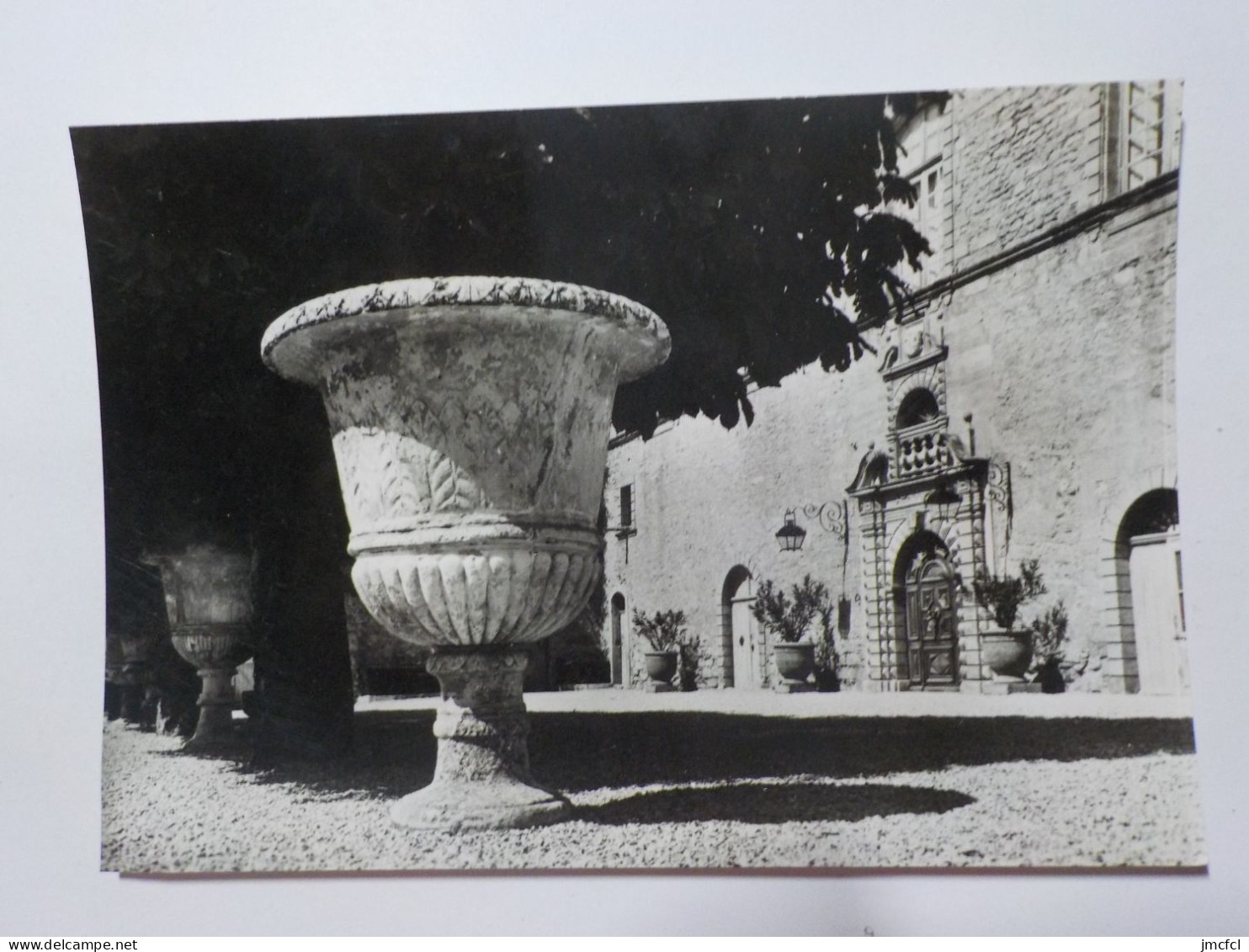 ANSOUIS     Le Chateau    Terrasse Et Porte D'Entrée - Ansouis