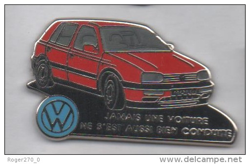 Superbe Pin's En Zamac , Auto VW Volkswagen Golf , Signé Decat - Volkswagen