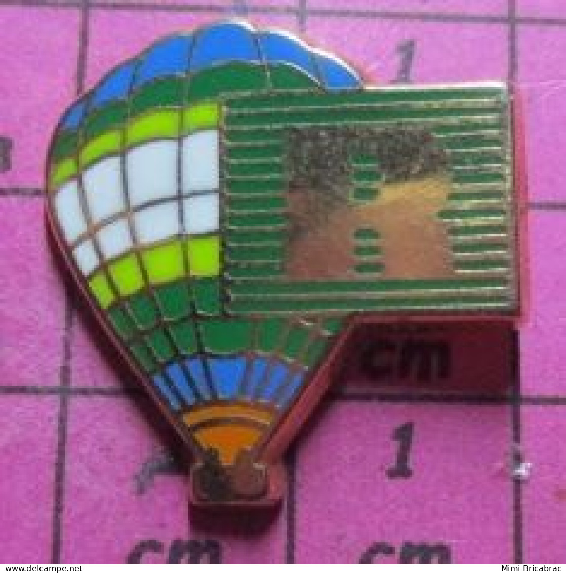 812G Pin's Pins / Beau Et Rare / MONTGOLFIERES / BALLON LIBRE MULTICOLORE + LETTRE R - Montgolfières