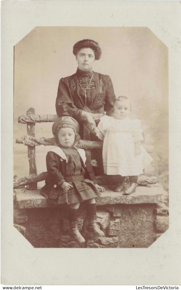 ENFANTS - Portrait De Famille - Une Mère Avec Ses Enfants - Carte Postale Ancienne - Groepen Kinderen En Familie