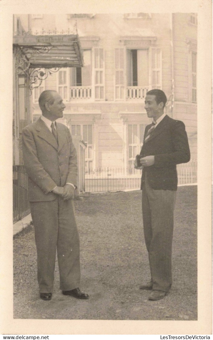 FAMILLES ROYALES - Le Prince Philip Discutant Avec Une Personne - Carte Postale Ancienne - Familles Royales