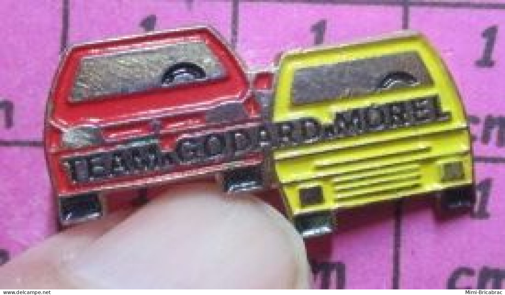 812G Pin's Pins / Beau Et Rare / AUTOMOBILES / RALLYE ? TEAM GODARD MOREL 2 VOITURES JAUNE ET ROUGE - Rallye