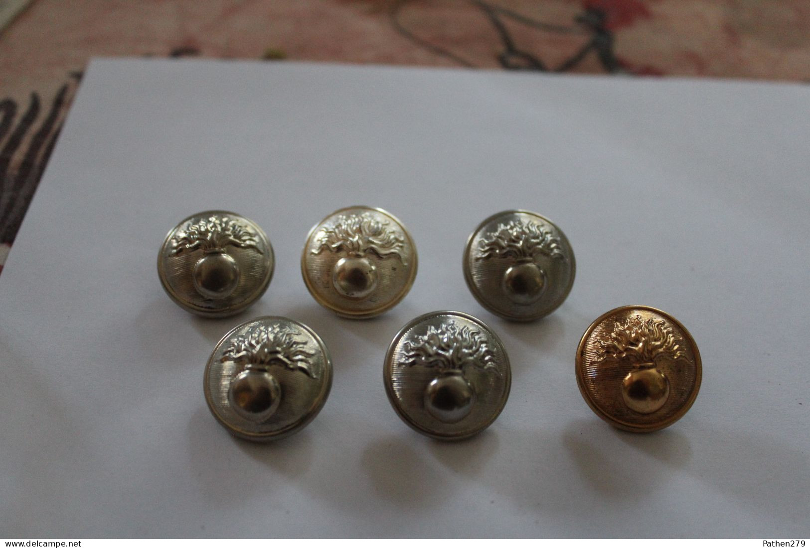 Lot De 7 Boutons Militaires 25mm Avec Grenade - Marques Diverses - Buttons