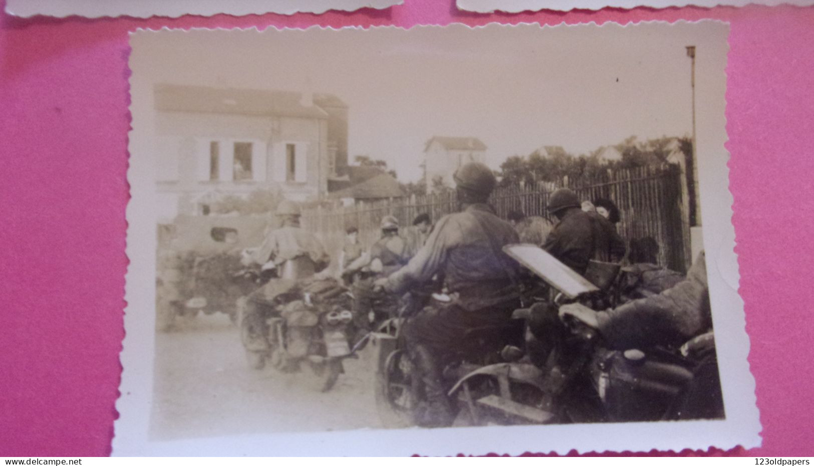 WWII RARE 5 PHOTOS AMATEUR LIBERATION DE CLAMART  24 AOUT 1944 DONT VEHICULE US CAMOUFLE - Clamart