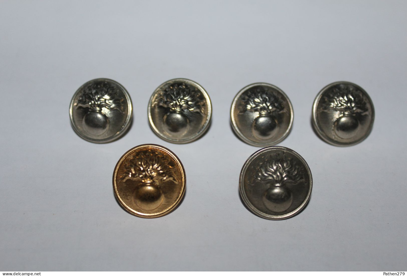 Lot De 6 Boutons Militaires 21mm Avec Grenade - Marques Diverses - Buttons