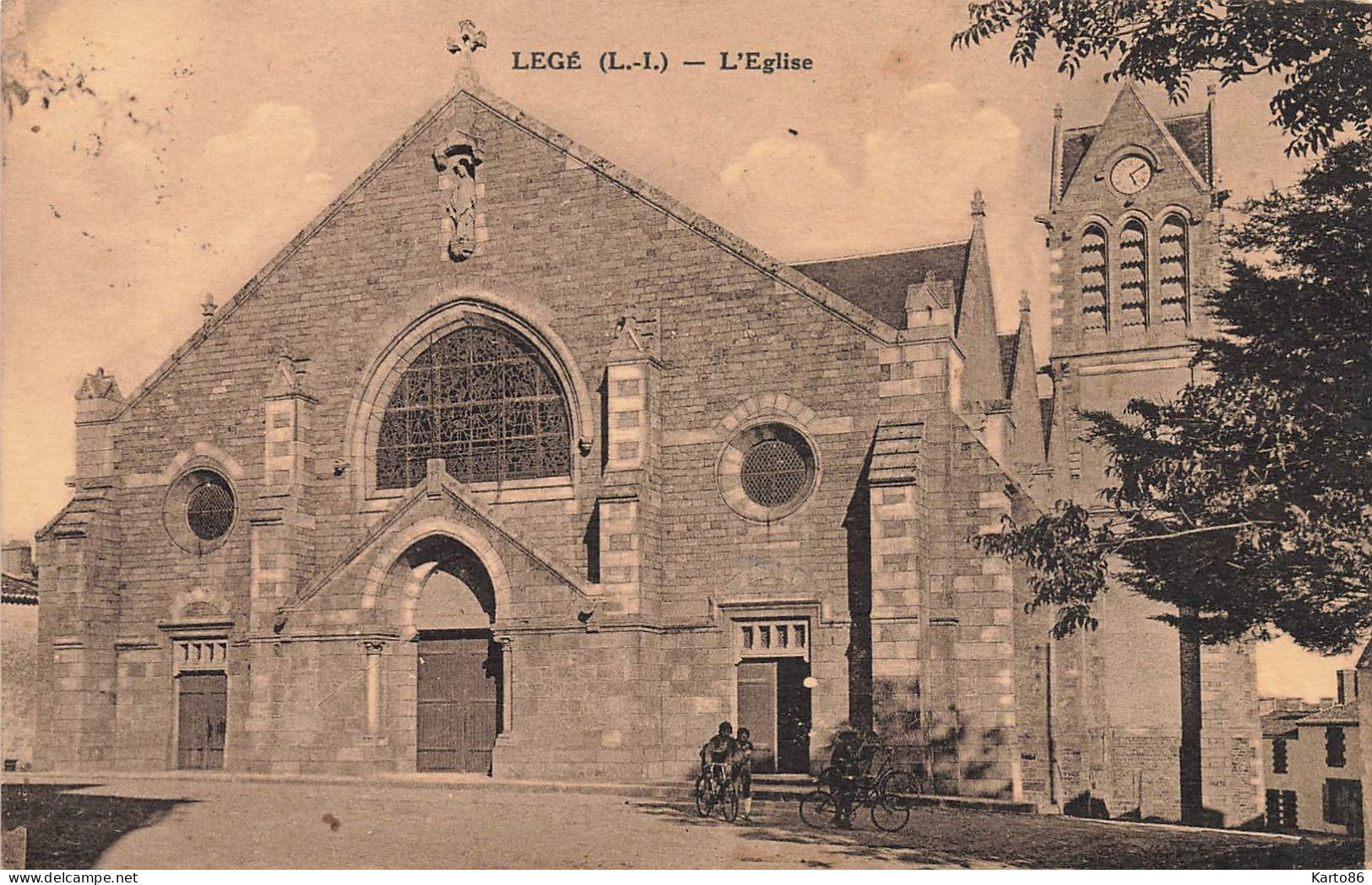Legé * La Place De L'église Du Village - Legé