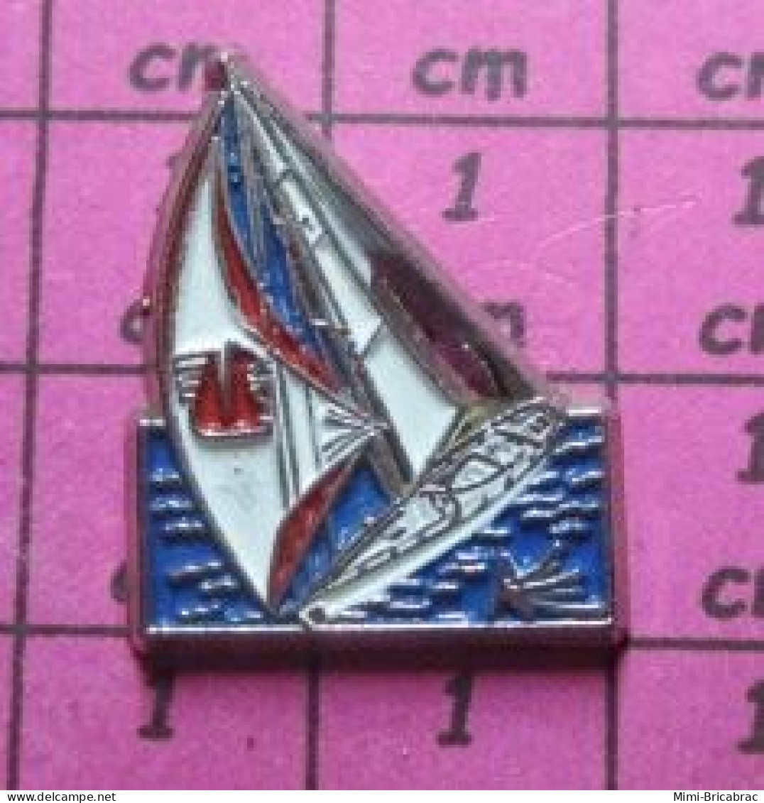 716 Pin's Pins / Beau Et Rare / SPORTS / VOILE VOILIER CAISSE D'EPARGNE REGATE COURSE - Zeilen