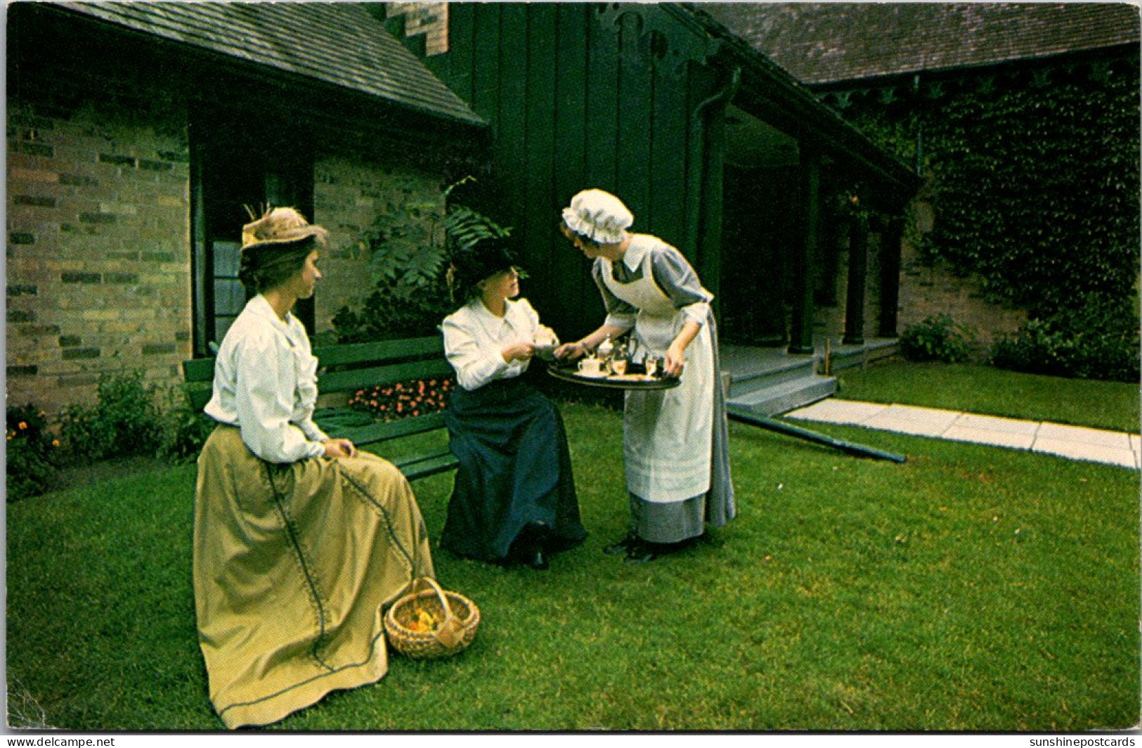 Canada KItchener Woodside National Historic Park Maid In Period Costume Serving Tea - Kitchener