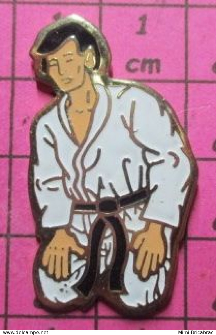 1122 Pin's Pins / Beau Et Rare / SPORTS / JUDO JUDOKA KIMONO - Judo