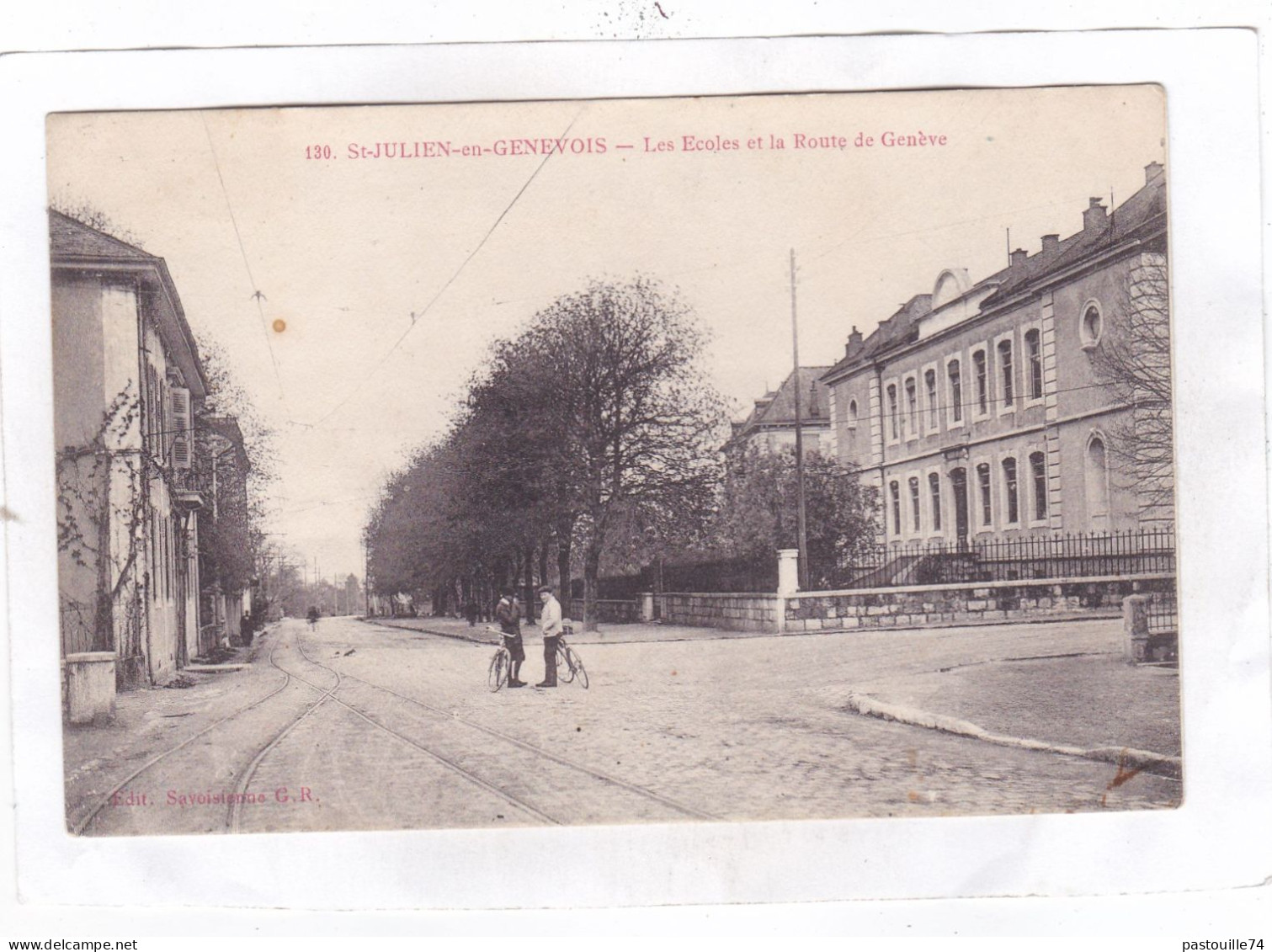 CPA :  14 X 9  -  St-JULIEN-en-GENEVOIS  -  Les  Ecoles Et La Route De Genève - Saint-Julien-en-Genevois