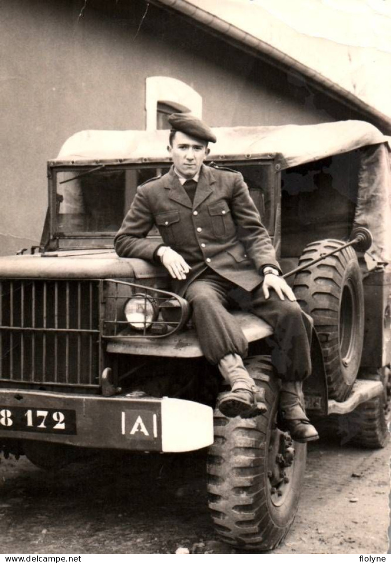 Militaria - Photo Ancienne - Militaire Assis Sur Une JEEP - Véhicule Voiture - Sathonay - Materiaal