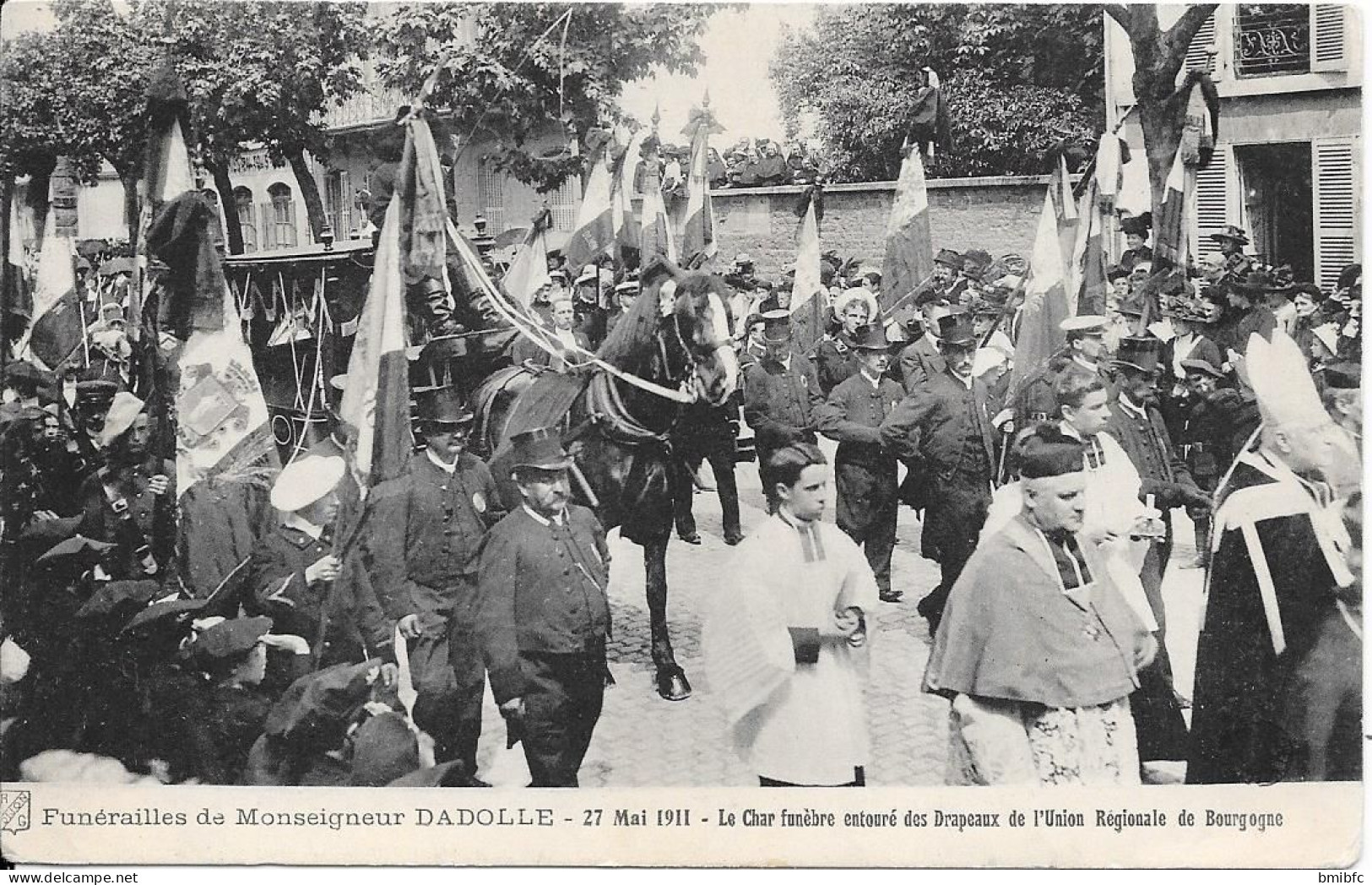 Funérailles De Monseigneur DADOLLE 27 Mai 1911- Le Char Funèbre Entouré Des Drapeaux De L'Union Régionale De Bourgogne - Beerdigungen