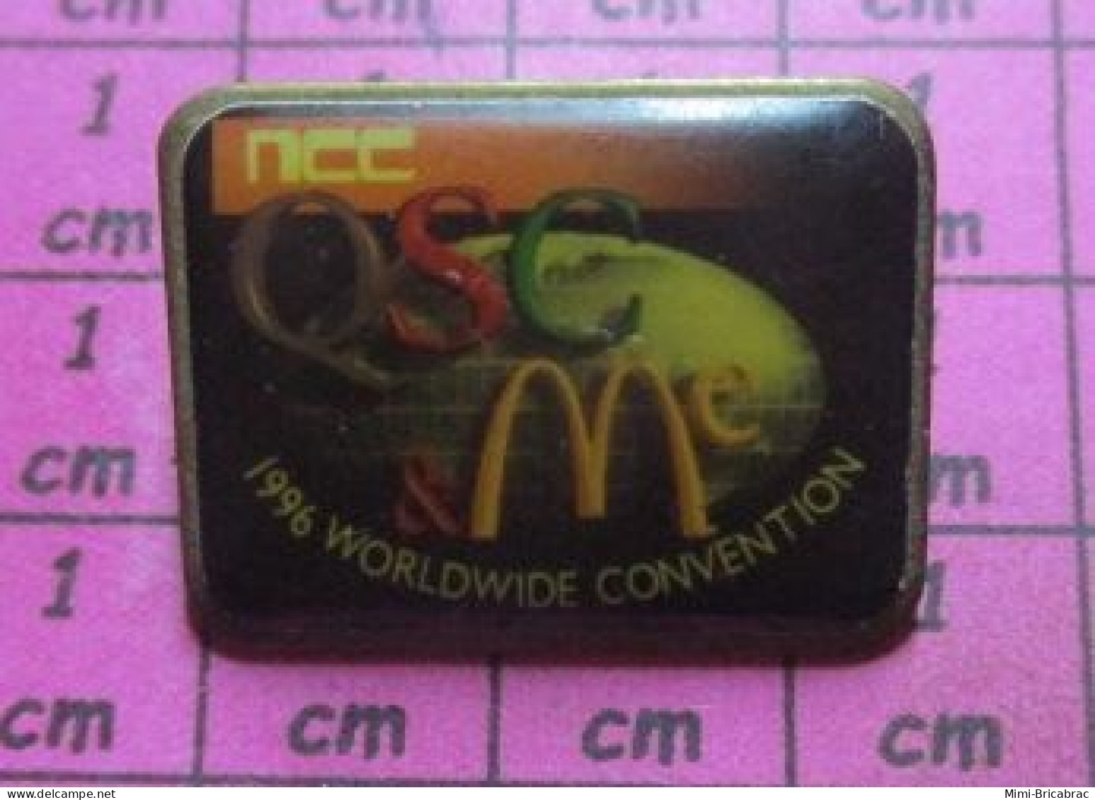 817 Pin's Pins / Beau Et Rare / McDONALD'S / Pin's Professionnel QSC WORLD CONVENTION 1996 - McDonald's