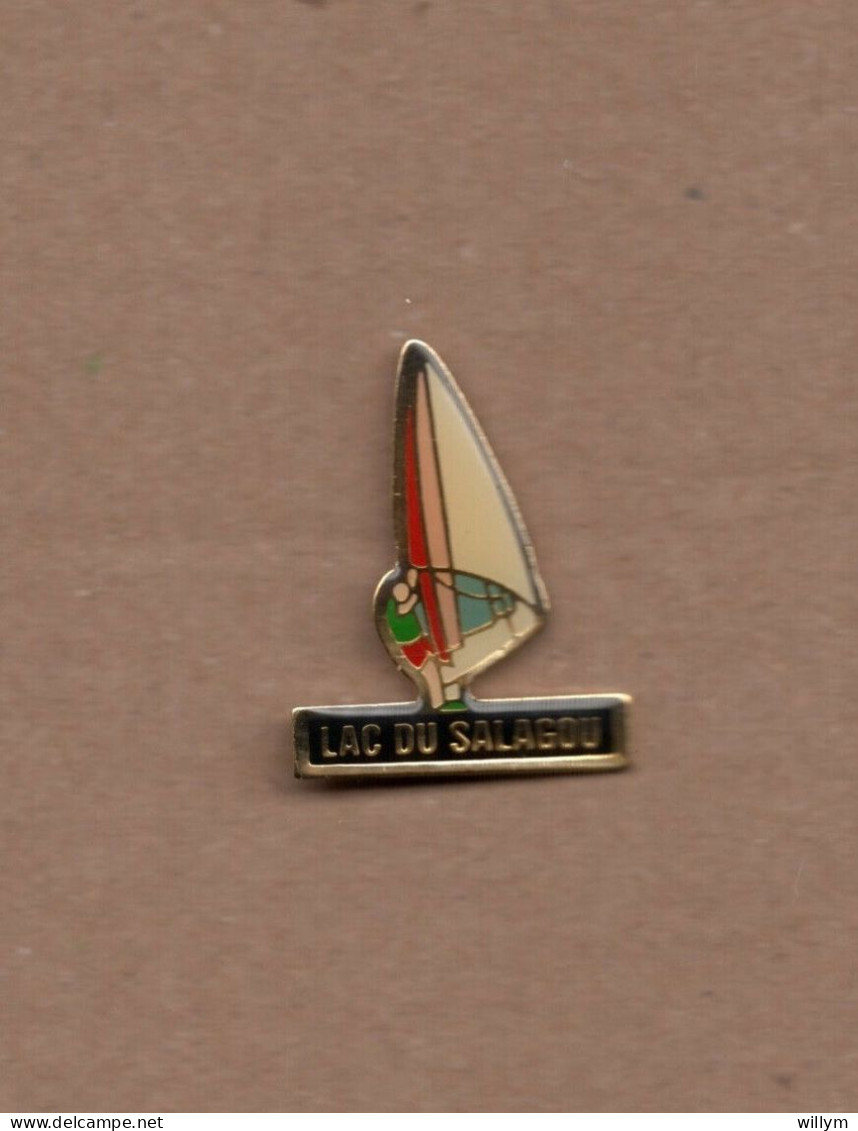 Pin's Planche à Voile - Lac Du Salagou (époxy) Hauteur: 2,9 Cm - Vela