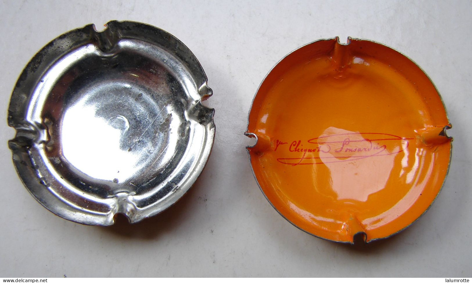 Cap. 70. Deux Capsules Veuve Clicquot, Intérieur Orange Et Argent - Clicquot (Veuve)