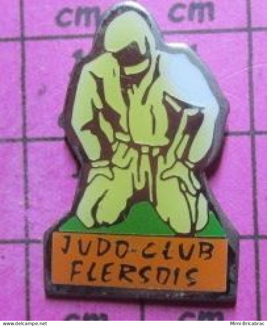 912A Pin's Pins / Beau Et Rare / SPORTS / JUDO JUDOKA KIMONO CLUB FLERSOIS FLERS - Judo