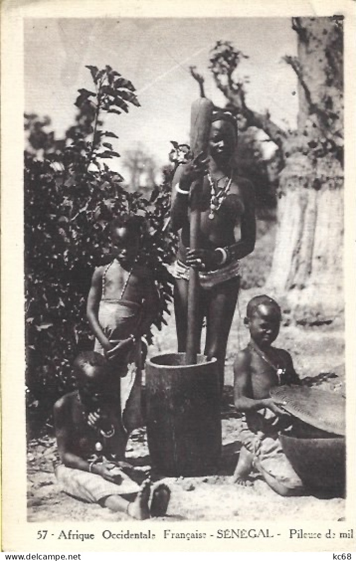 Afrique Occidentale Française - Sénégal - Pileuse De Mil - Afrique