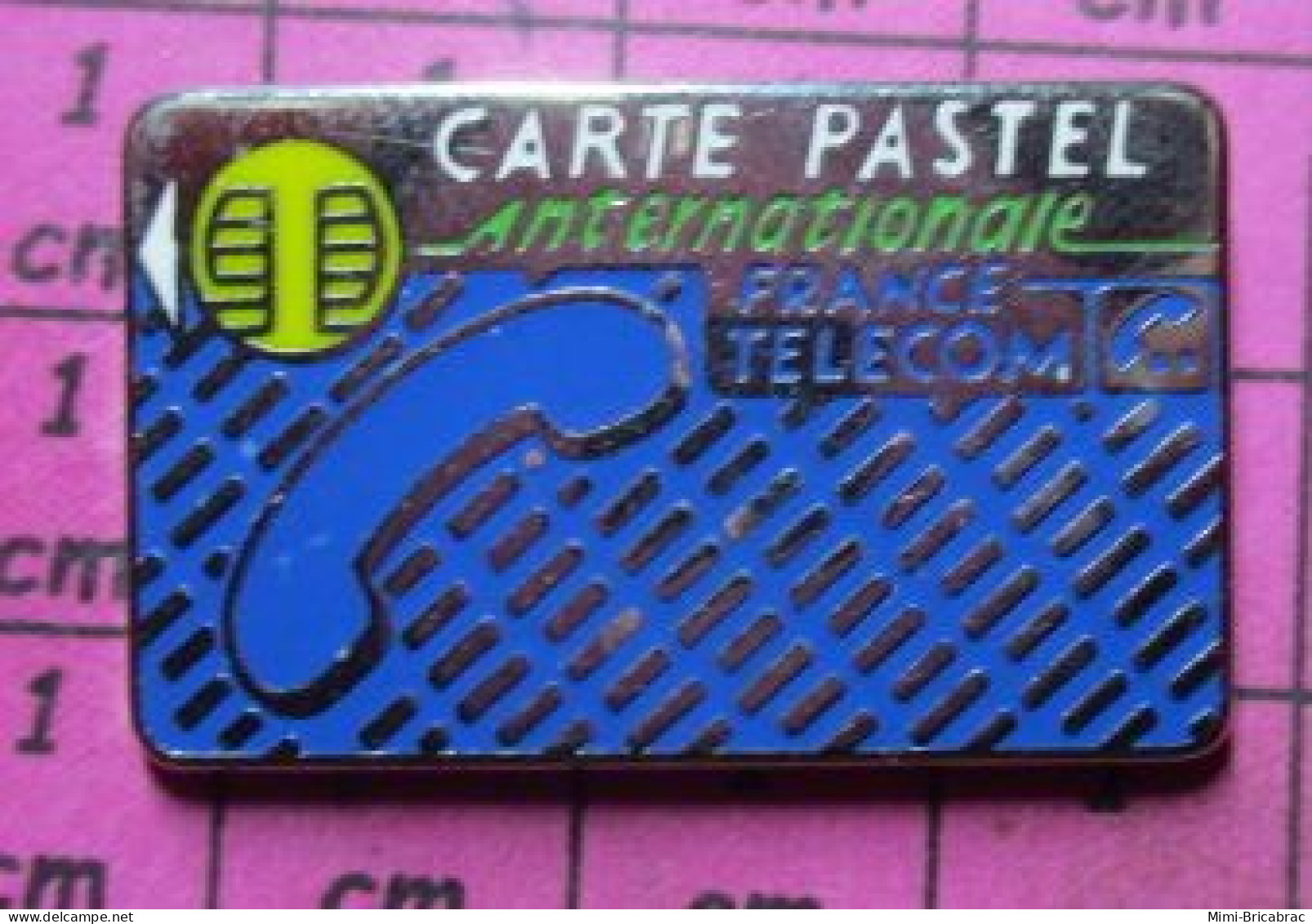 912A Pin's Pins / Beau Et Rare / FRANCE TELECOM / CARTE PASTEL INTERNATIONALE AGENCE D'EVREUX - France Telecom