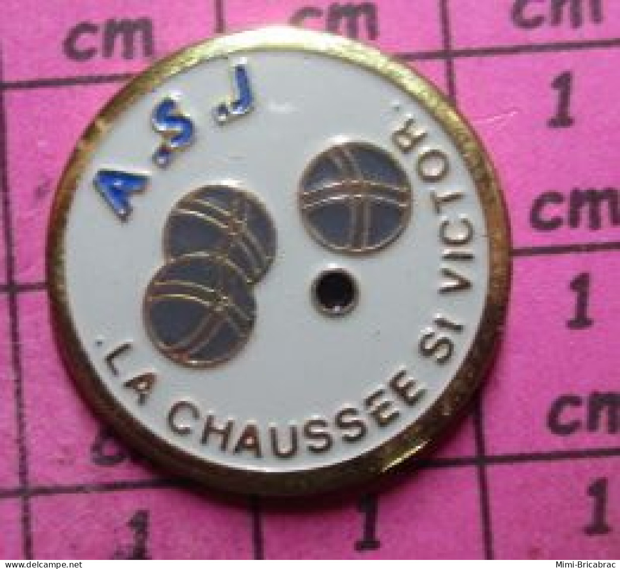 812G  Pin's Pins / Beau Et Rare /  SPORTS / CLUB PETANQUE A.S.J LA C HAUSSEE ST VICTOR - Petanque