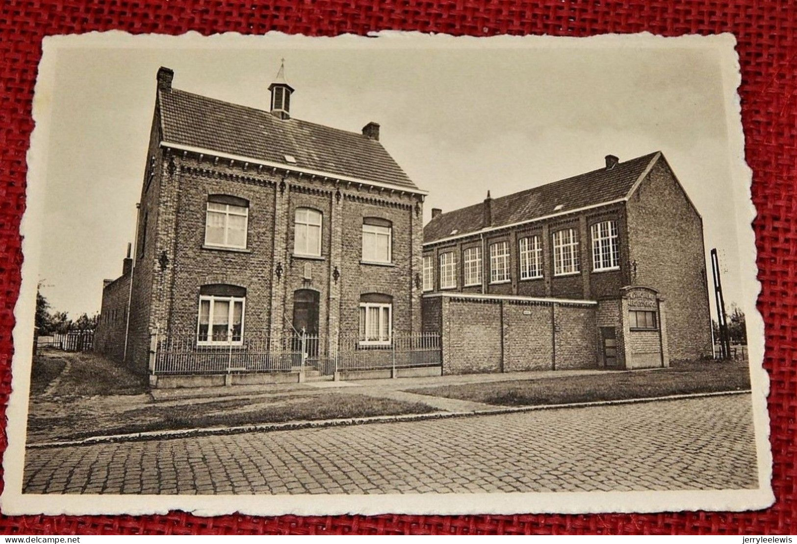 WACHTEBEKE - Voorgevel Van Klooster En School Van De Zusters Van Den H. Vincentius à Paulo - Wachtebeke