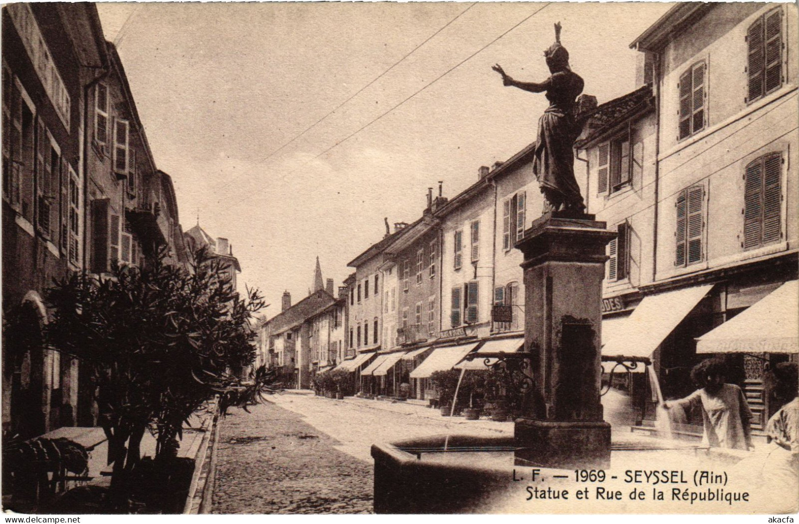 CPA Seyssel Statue Et Rue De La Republique (1344377) - Seyssel