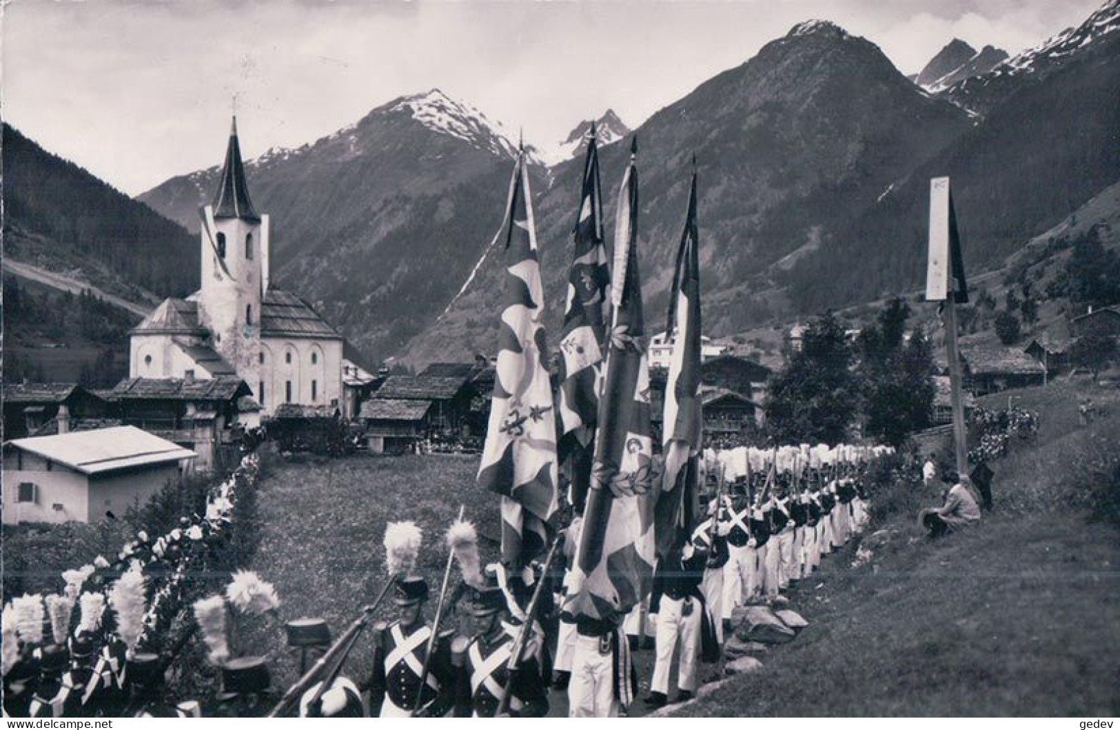 Lötschental, Am Segensonntag In Kippel, Cortège, Drapeaux Et Grenadiers (9697) - Kippel