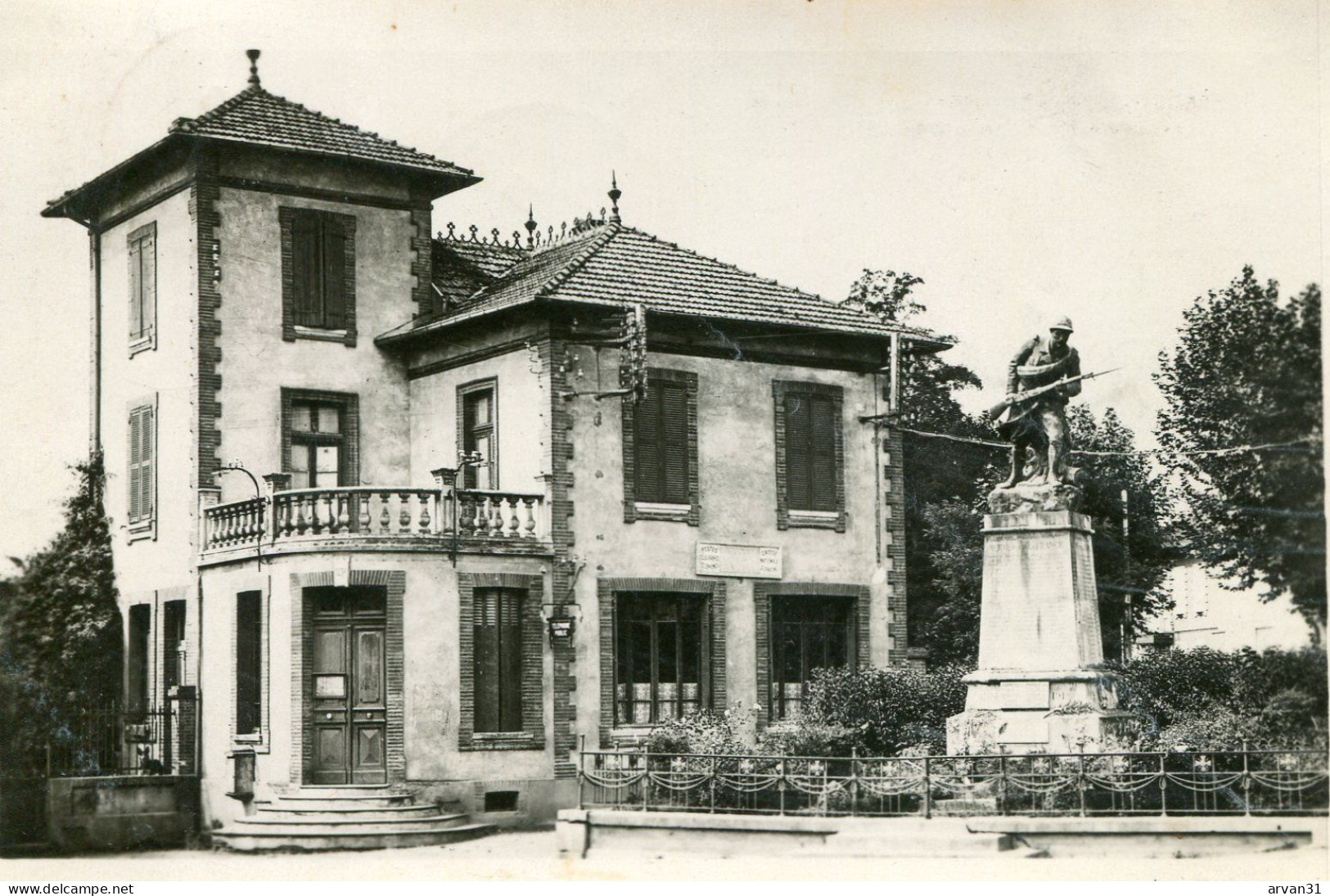 VERDUN Sur GARONNE - LA POSTE Et Le MONUMENT Aux MORTS - - Verdun Sur Garonne