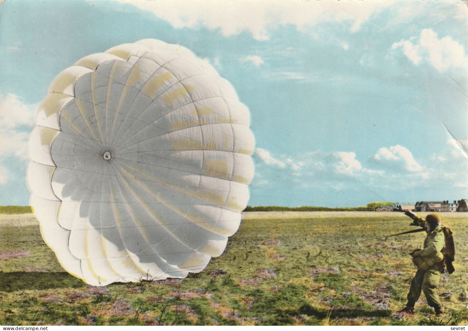 PARACHUTISME  - Arrivée Au Sol       .      CPM - Fallschirmspringen