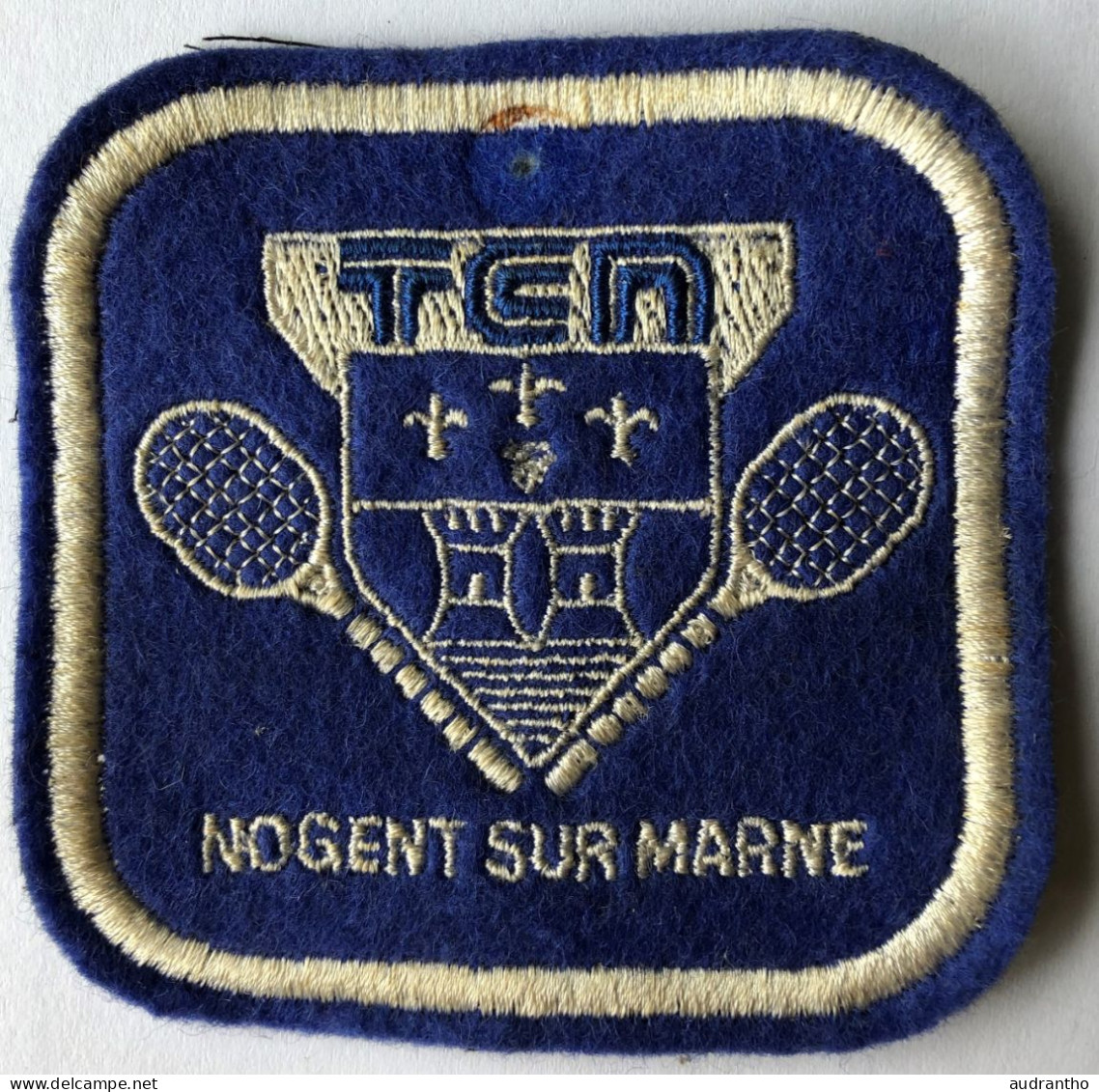 Ancien écusson Brodé - Tennis Nogent Sur Marne - TCN - Habillement, Souvenirs & Autres