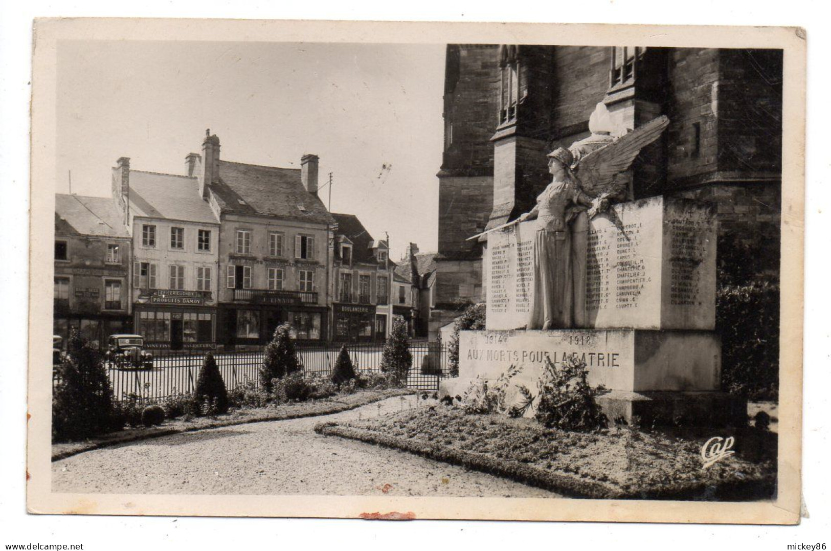 SEES-- Le Square De La Cathédrale Et Le Monument Aux Morts  (voiture) - Sees