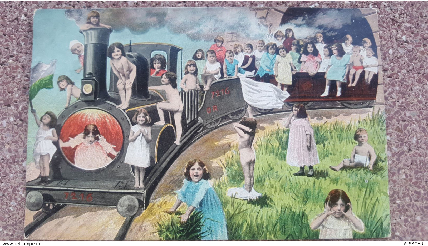 Carte Fantaisie , Bébé Sur Un Train , Locomotive - Babies