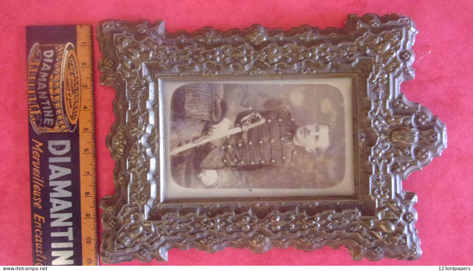 Cadre Porte-photo Ancien En Laiton Repousse Motif  Ange Soldat Uniforme .  . PHOTO FRAME XIX EME - Autres & Non Classés