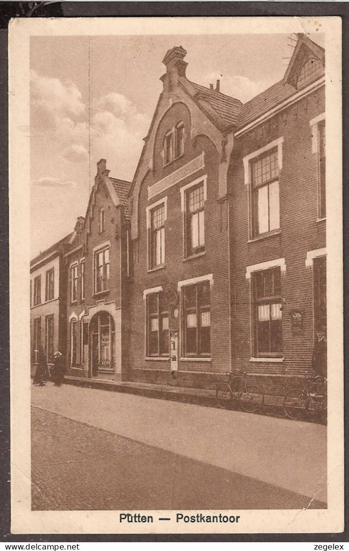 Putten - 1943 - Postkantoor Met Klederdracht En Treinstempel - Putten