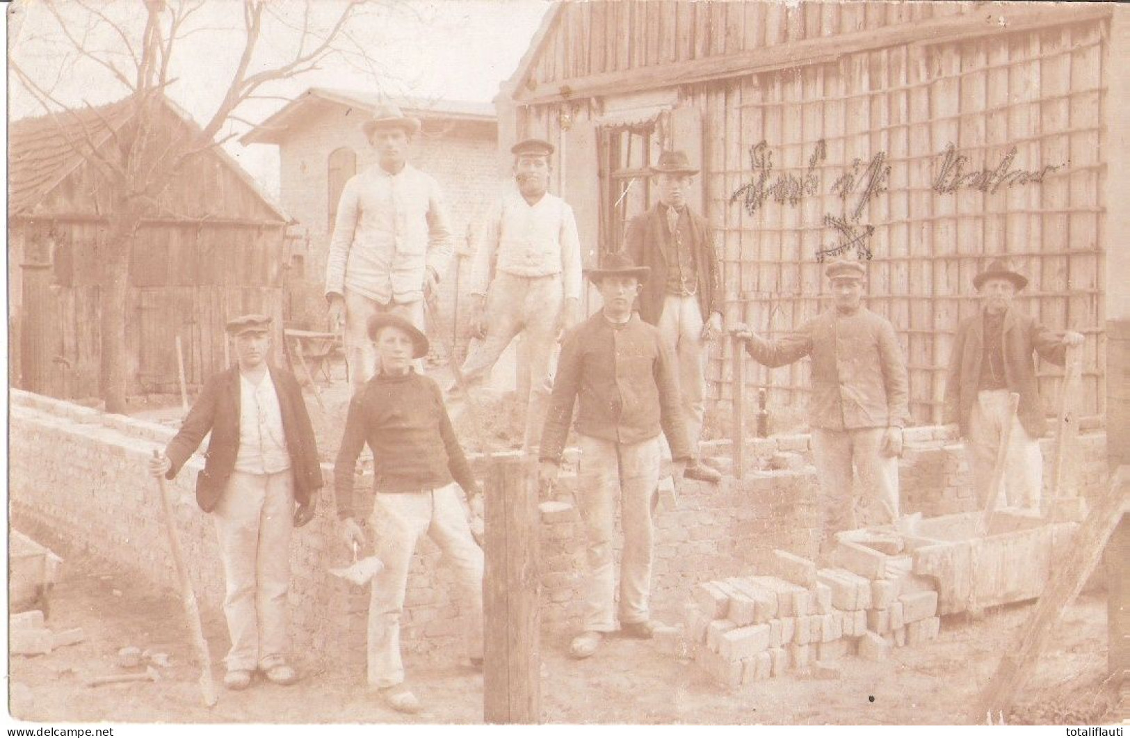 STAFFELDE Kremmen Original Private Fotokarte Bauarbeiter Beim Hausanbau Zuhause 20.8.1910 Mit X Ist Vater - Absender - Kremmen
