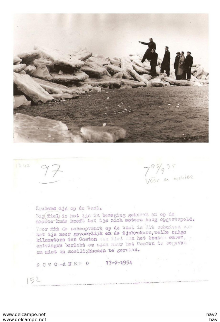Tiel Persfoto Kruiend IJs Op De Waal 1954 KE1342 - Tiel