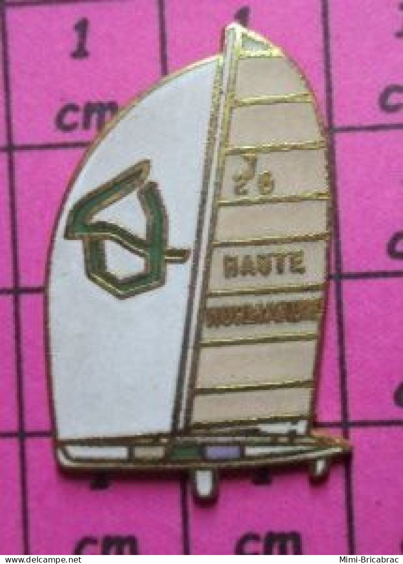 319 Pin's Pins : Rare Et Belle Qualité / BATEAUX / VOILIER F276 HAUTE NORMANDIE REGATE COURSE  Par CAROLINE LISFRANC - Voile