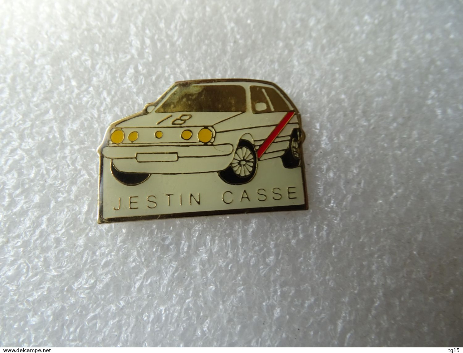 PIN'S    VOLKSWAGEN  GOLF  GTI JESTIN CASSE   RALLYE - Volkswagen