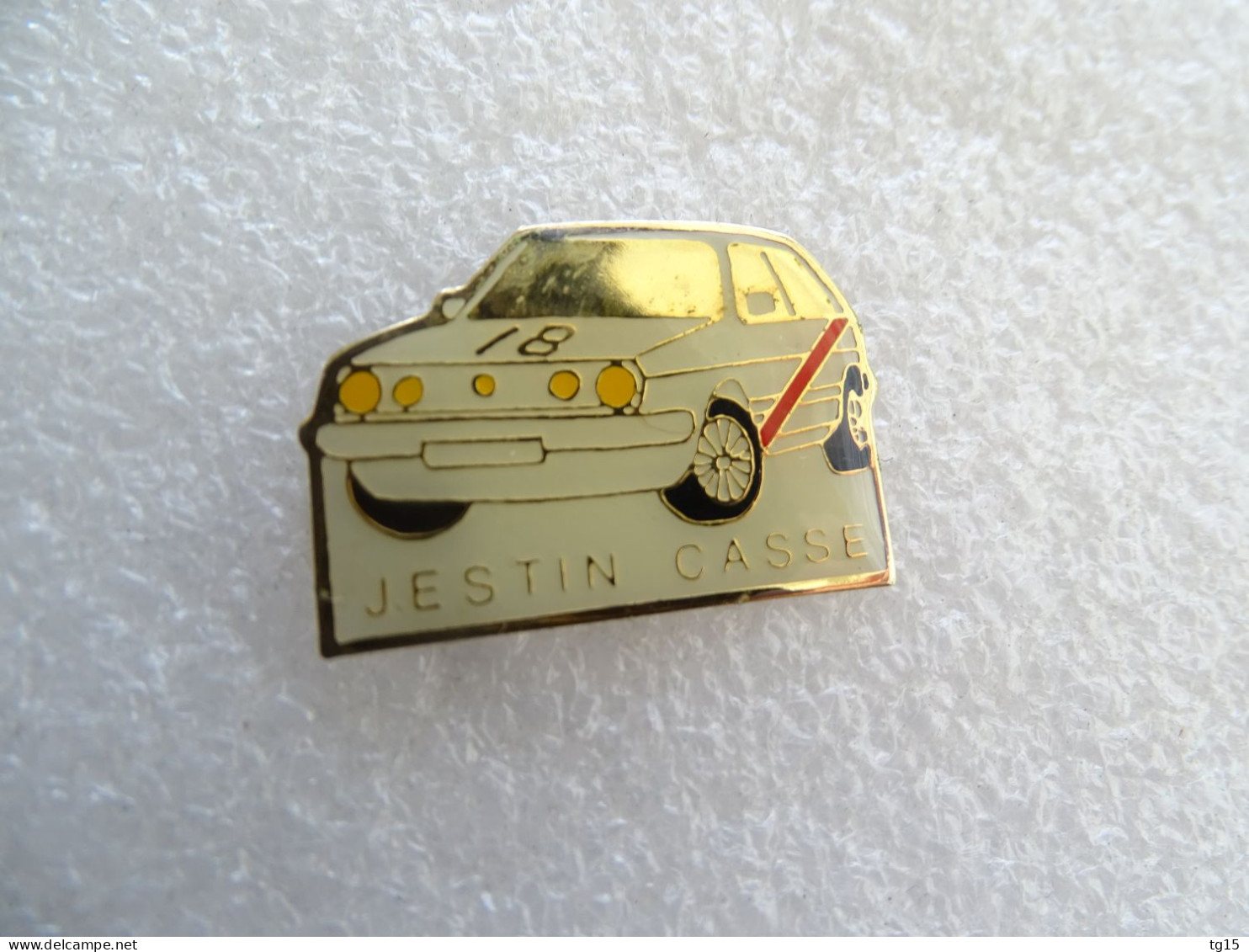 PIN'S    VOLKSWAGEN  GOLF  GTI JESTIN CASSE   RALLYE - Volkswagen