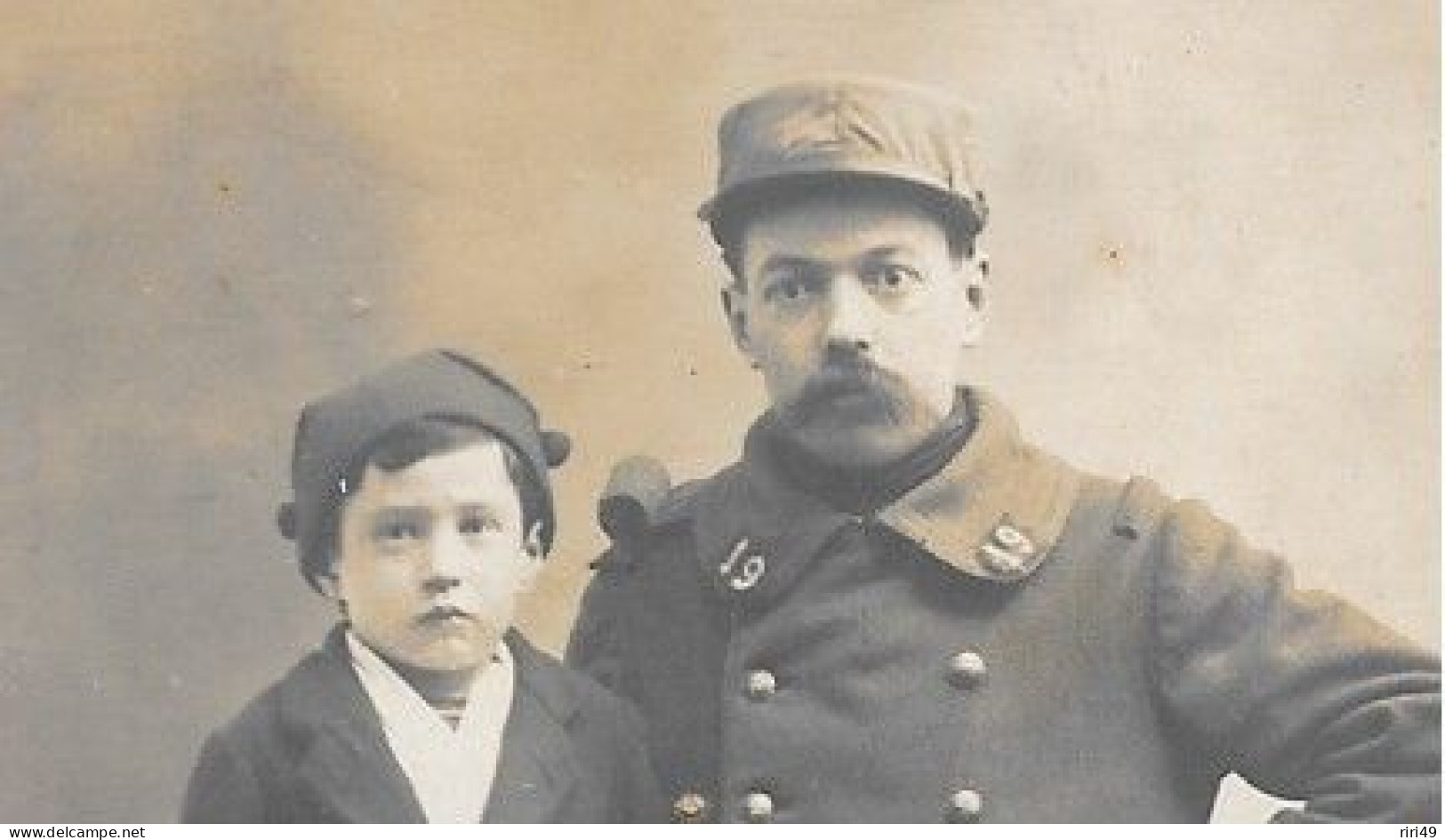 Cpa, Carte Photo,  Régiment 19e, Militaire Avec Son Enfant, Voir Scannes, Dos Vierge - Personnages