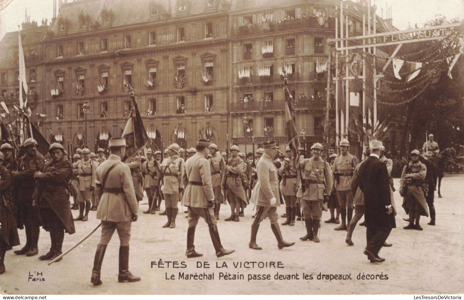 MILITARIA - Fête De La Victoire - Le Maréchal Pétain Passe Dans Les Drapeaux Décorés - Animé - Carte Postale Ancienne - Guerre 1914-18