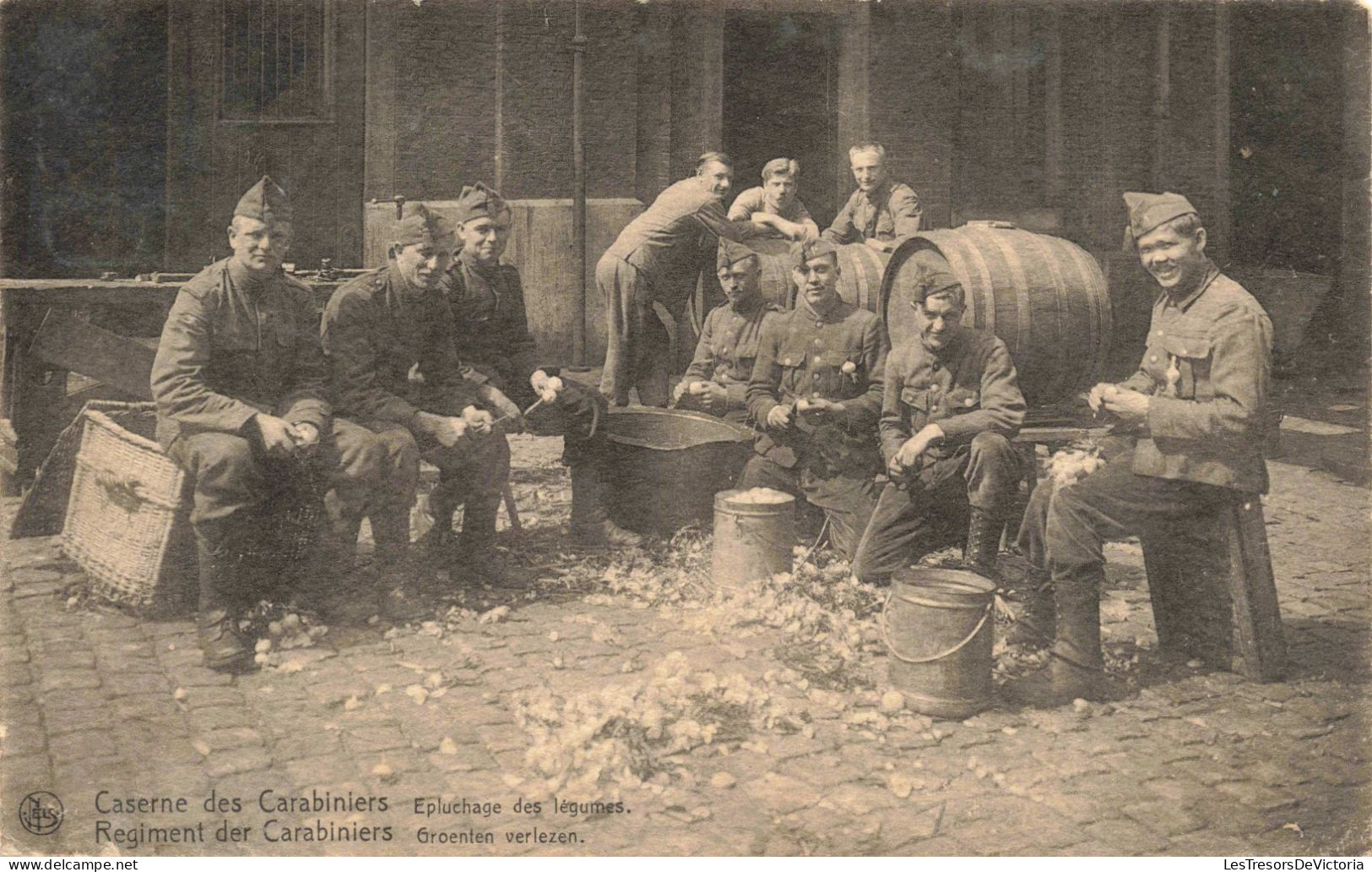 MILITARIA - Caserne Des Carabiniers - Epluchage Des Légumes - Carte Postale Ancienne - Characters