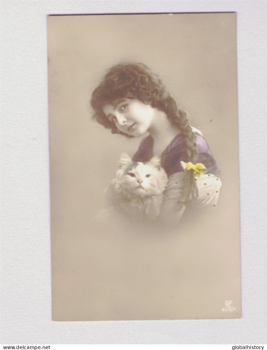XB1041 JEUNE FILLE  FILLETTE , ENFANT, GIRL FAMOUS 1920 CHILDMODEL KATHERINE ASHTON & WHITE PUSSYCAT RPPC - Portretten