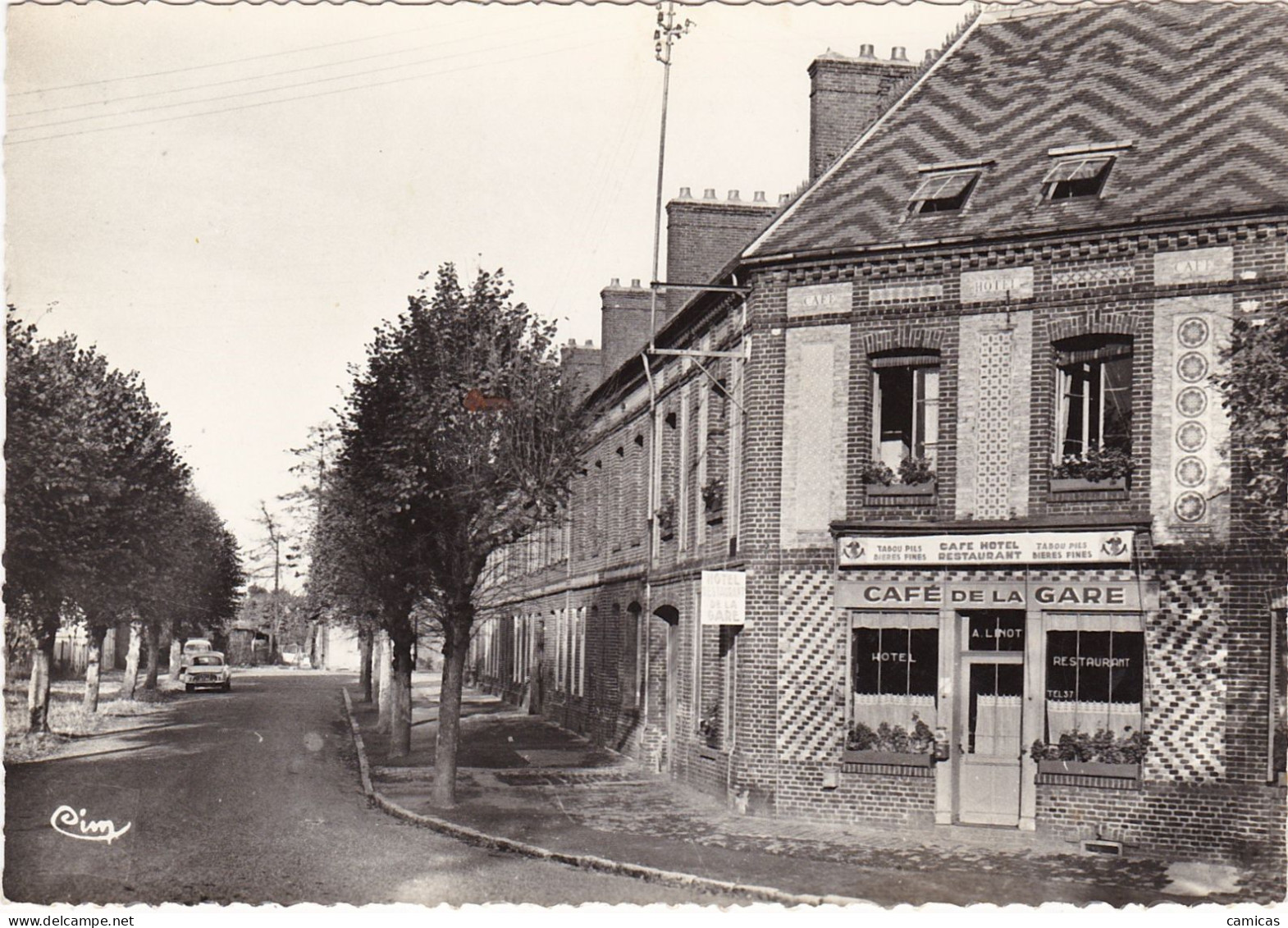 AUNEUIL : Avenue De La Gare  (Café De La Gare ) - Auneuil