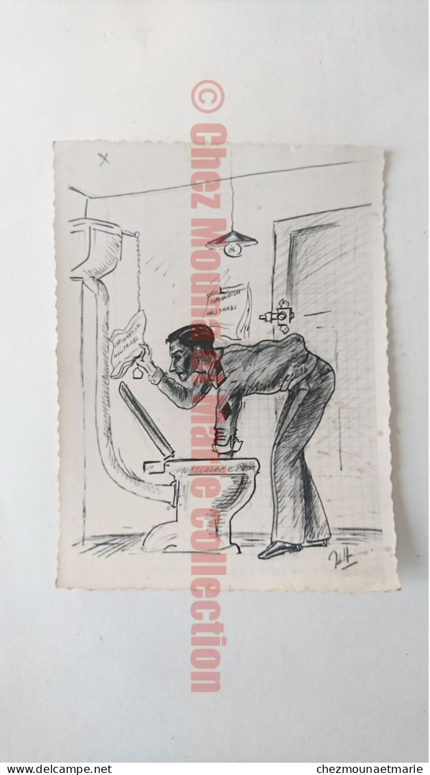 CARICATURE MILITAIRE HOMME METTANT LES INFORMATIONS MILITAIRES AUX TOILETTES - PHOTO D UN DESSIN 11X8 CM - Documenti