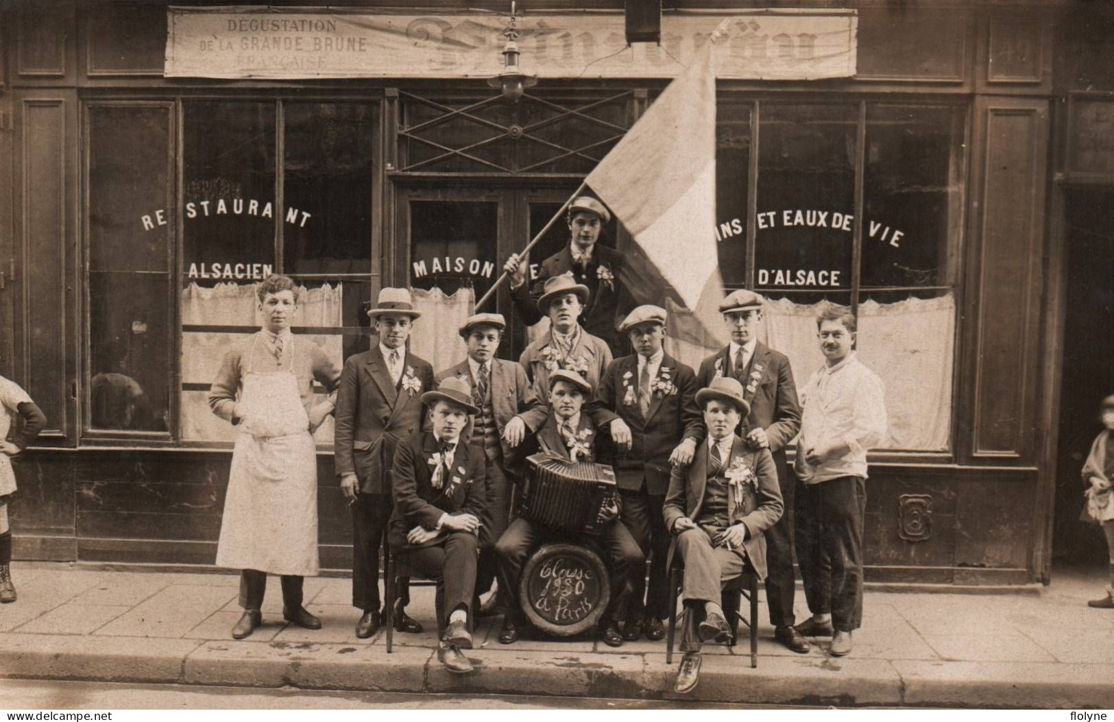 Paris - Carte Photo - Les Conscrits De La Classe 1930 Devant Le Restaurant Alsacien - Groupe D'hommes - Cafés, Hôtels, Restaurants