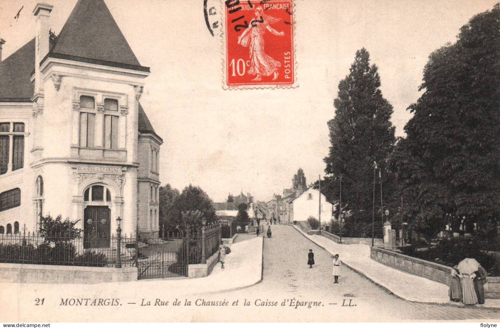 Montargis - La Rue De La Chaussée Et La Banque Caisse D'épargne - Montargis