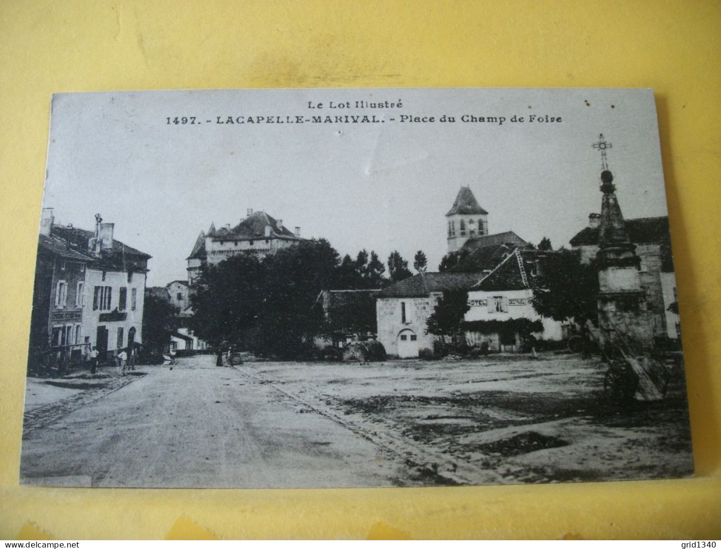 T2 5577 CPA 1930 - 46 LACAPELLE MARIVAL - PLACE DU CHAMP DE FOIRE - ANIMATION - Lacapelle Marival